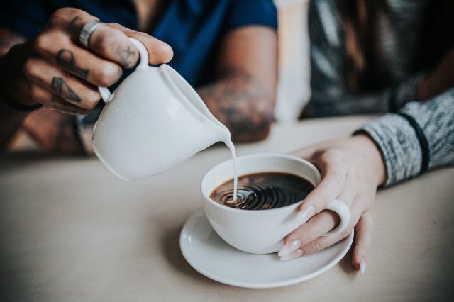 Un cafè tallat amb llet de cànnabis et porta el millor de dos mons en un sol xarrup