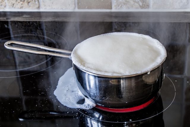 Es ist ratsam, die Vollmilch in einem Topf zu erhitzen, aber ohne sie zum Kochen zu bringen, da dies sowohl die Vitamine der Milch als auch die Verbindungen des Cannabis schädigen kann.