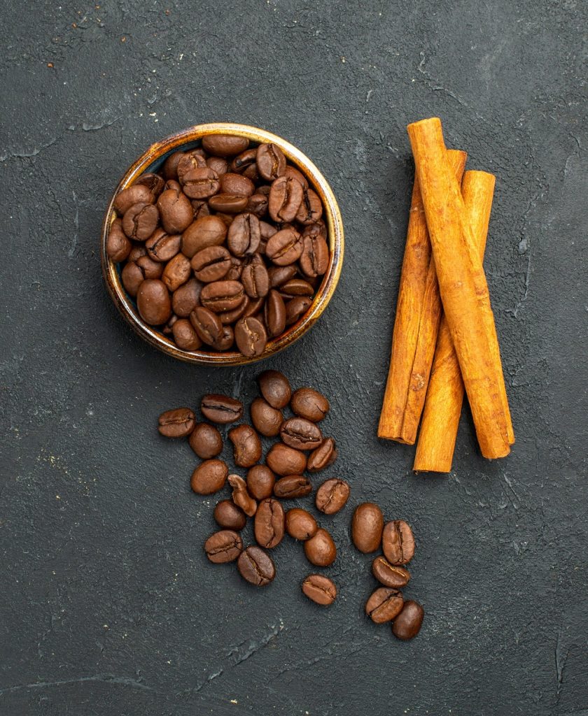Podemos usar tanto café como canela para elaborar nuestro enraizante casero (Foto: Kamran Aydinov)