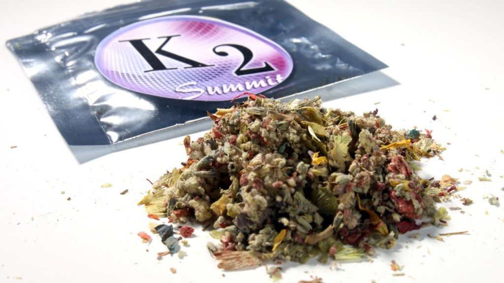 Mezcla de yerbas secas rociadas con cannabinoides sintéticos contenida en una bolsa de K2