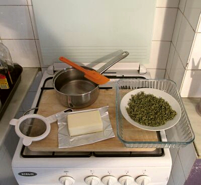 Utensilis i ingredients necessaris per elaborar mantega de cànnabis.