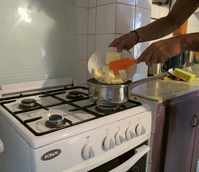 No tacho, junto com a manteiga e a água, adicione a cannabis