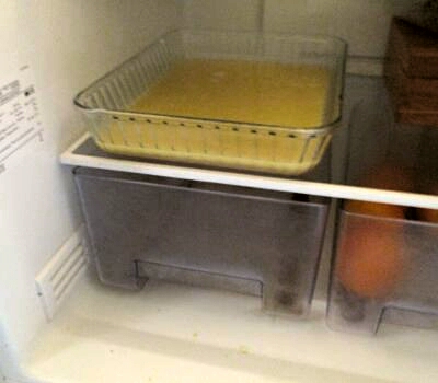 Lascia raffreddare il burro di marijuana nel frigorifero