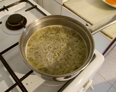 Dejamos cociendo a fuego lento el agua, la marihuana y la mantequilla durante un mínimo de media hora